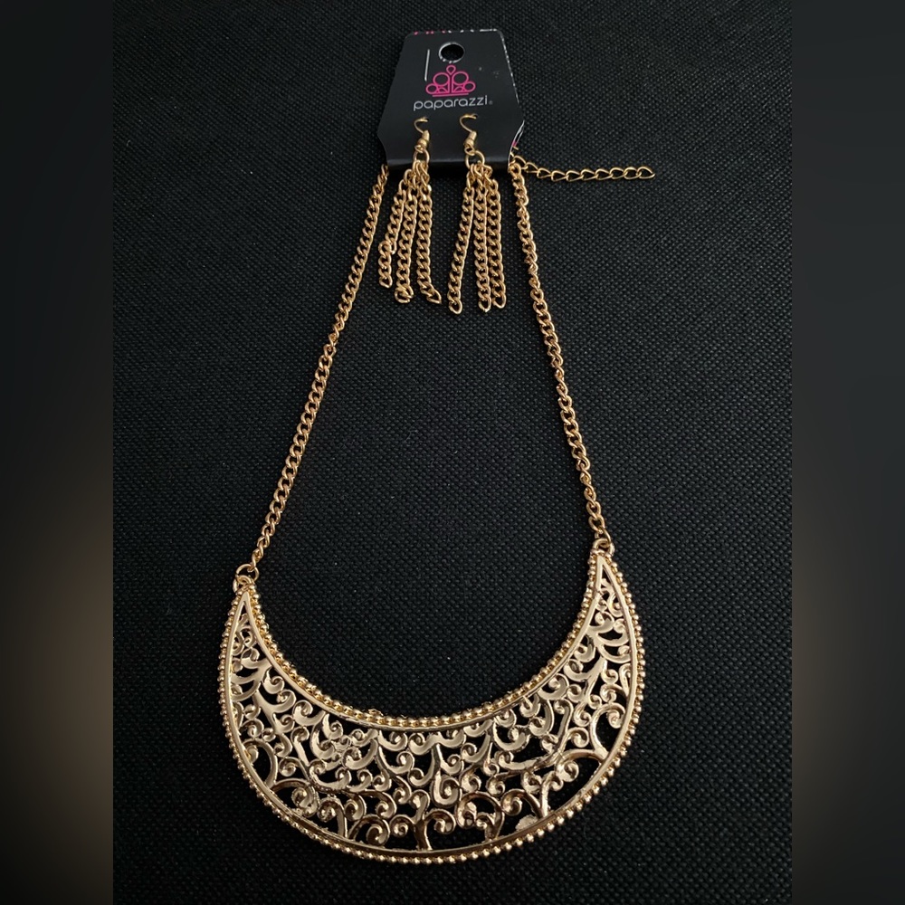 Short gold leaf pattern statement necklace.